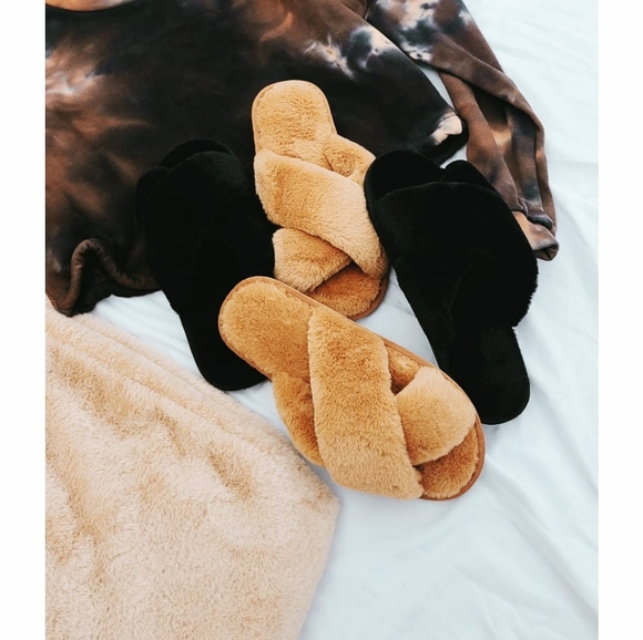 🆕️The Comfy Collection// Taupe fur slides - Picture 6 of 6